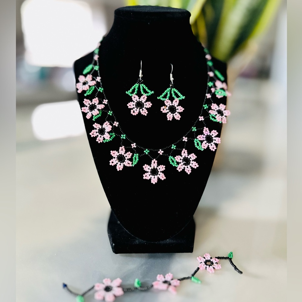Small Beaded Flowers Necklace